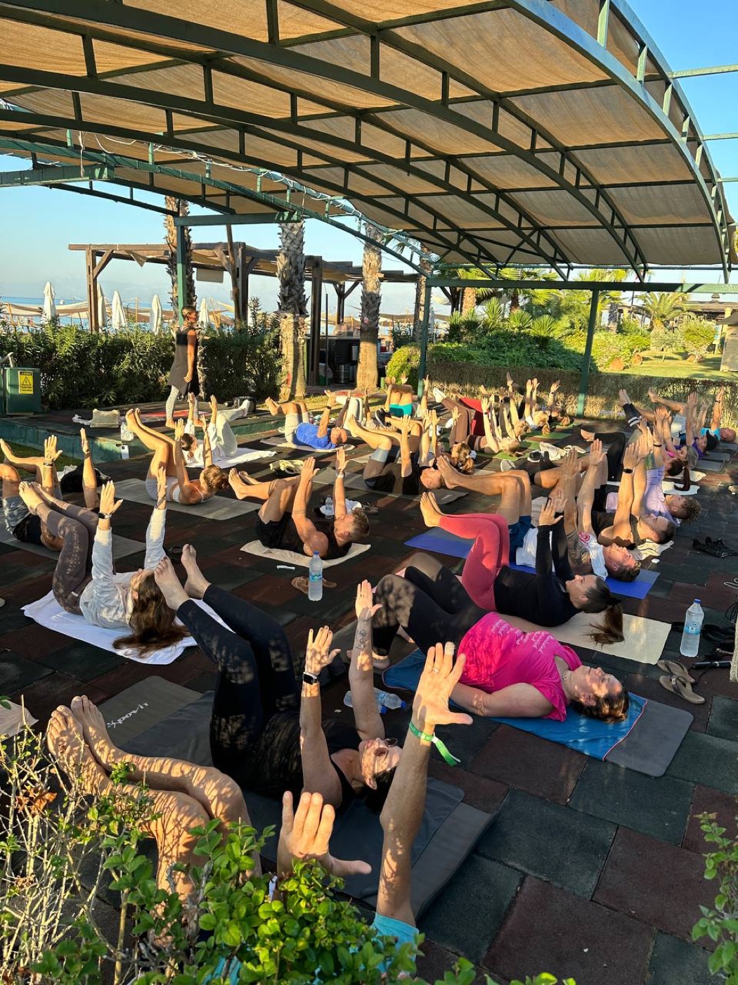 Gemeinsames Yoga am Strand